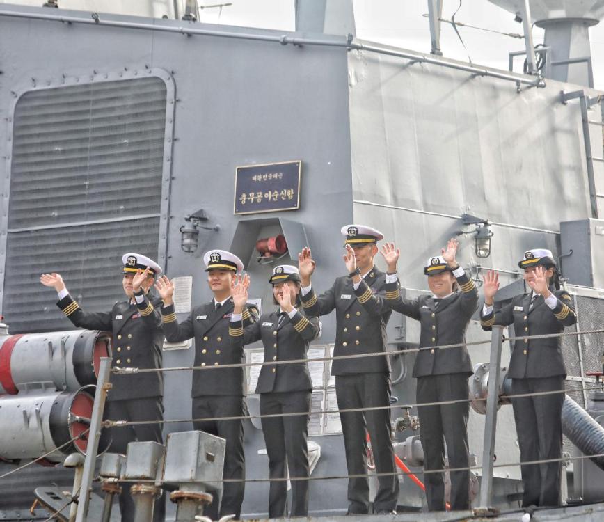ROK naval officers aboard the destroyer Chungmugong Yi Sun-sin wave their hands upon arrival in Shanghai, Jan. 14, 2019. (Photo: Zhang Long/For China Daily)