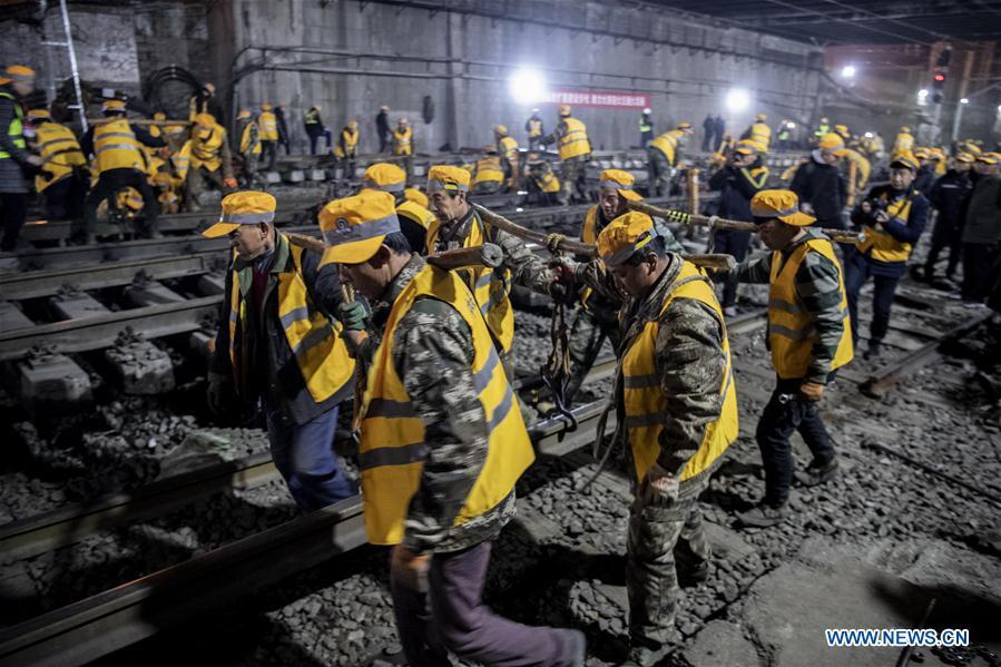 <?php echo strip_tags(addslashes(Workers carry steel rails on the construction site of Xi'an Railway Station in Xi'an, capital of northwest China's Shaanxi Province, Jan. 15, 2019. After six hours of continuous overnight work of 1,000 plus workers, the reconstruction and extension project of the Xi'an Railway Station entered the phase of main project construction on Tuesday, which laid a solid foundation for the upcoming Spring Festival travel rush.(Xinhua/Tao Ming))) ?>