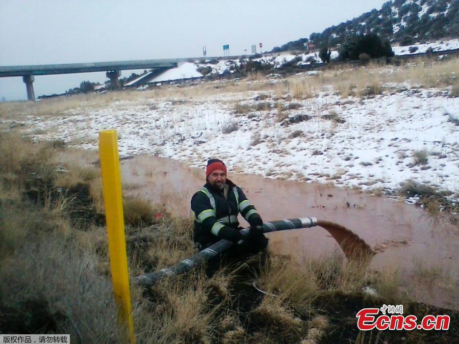 The Arizona Department of Public Safety said a tanker truck carrying 3,500 gallons of liquid chocolate spilled onto the westbound lanes of Interstate 40, east of Flagstaff, Arizona. (Photo/Agencies)