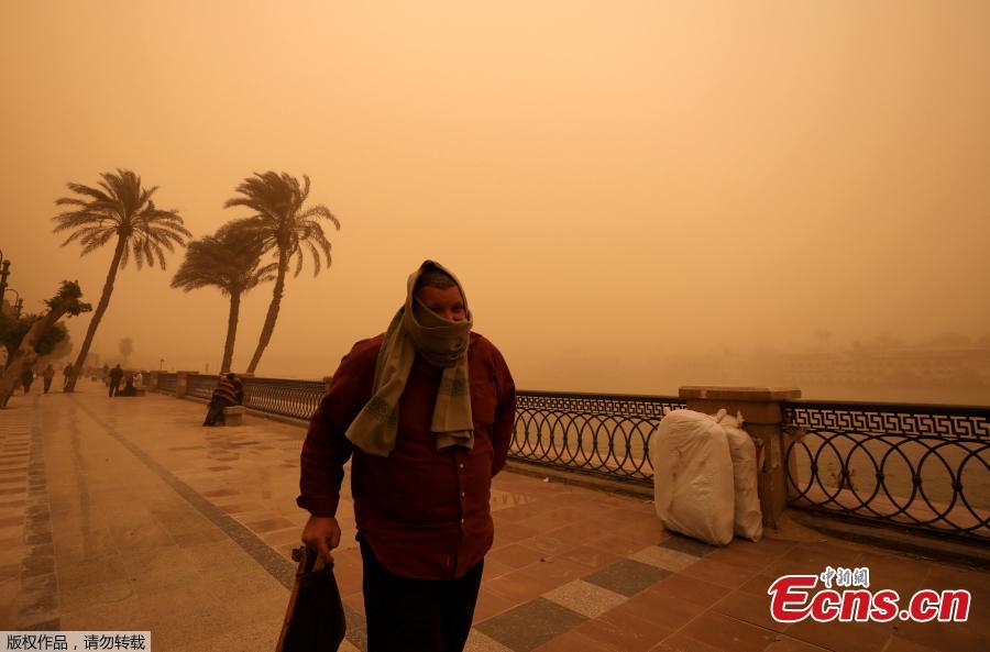 A man covers his face during a sandstorm near the River Nile in Cairo, Egypt, Jan. 16, 2019. Egypt\'s capital Cairo and some of its port cities were hit by a severe sandstorm, with strong winds and heavy dust forcing the closure of several ports. (Photo/Agencies)