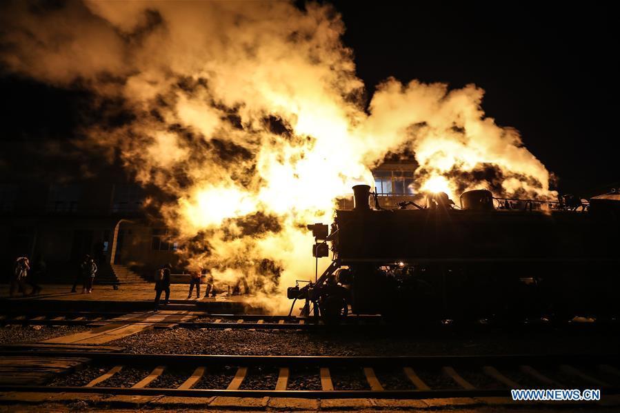 Visitors take pictures of a steam locomotive leaving Diaobingshan Station, northeast China\'s Liaoning Province on Jan. 17, 2019. A 5-day steam locomotive tourism event kicked off in Diaobingshan on Thursday. Tourists can visit the steam locomotive museum, take pictures of steam locomotives and watch exhibitions during the event. (Xinhua/Pan Yulong)