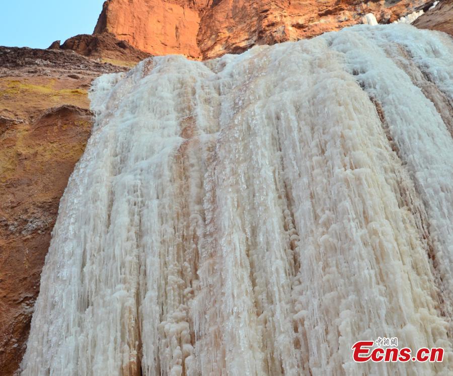 A view of a colorful ice waterfall on cliffs in Liujiaxia, Gansu Province. Winter\'s dropping temperatures have created the breathtaking natural wonder. (Photo: China News Service/Guan Dexin)