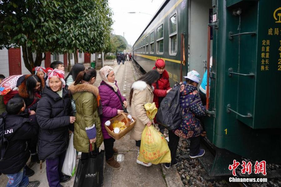 Passengers wait to board a train to Guiyang City, Guizhou Province, Jan. 17, 2019. The railway line linking Guiyang City and Yuping County in Tongren County has been running for 44 years - opening in 1975 - connecting the villages of the many ethnic groups residing deep in the mountains with the outside world. The 342-km journey takes about seven hours - incredibly slow when compared with the speeds of China\'s increasingly ubiquitous bullet trains. (Photo: China News Service/He Junyi)