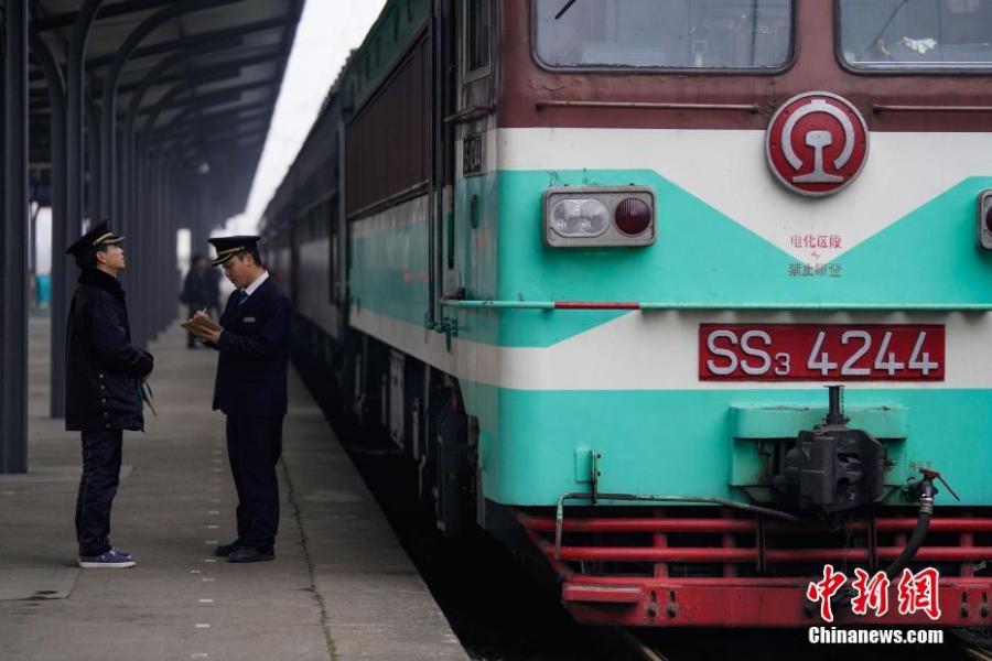 Railway staff member Yao Benhong works at the Yuping Railway Station in Guizhou Province, Jan. 17, 2019. The railway line linking Guiyang City and Yuping County in Tongren County has been running for 44 years - opening in 1975 - connecting the villages of the many ethnic groups residing deep in the mountains with the outside world. The 342-km journey takes about seven hours - incredibly slow when compared with the speeds of China\'s increasingly ubiquitous bullet trains. (Photo: China News Service/He Junyi)