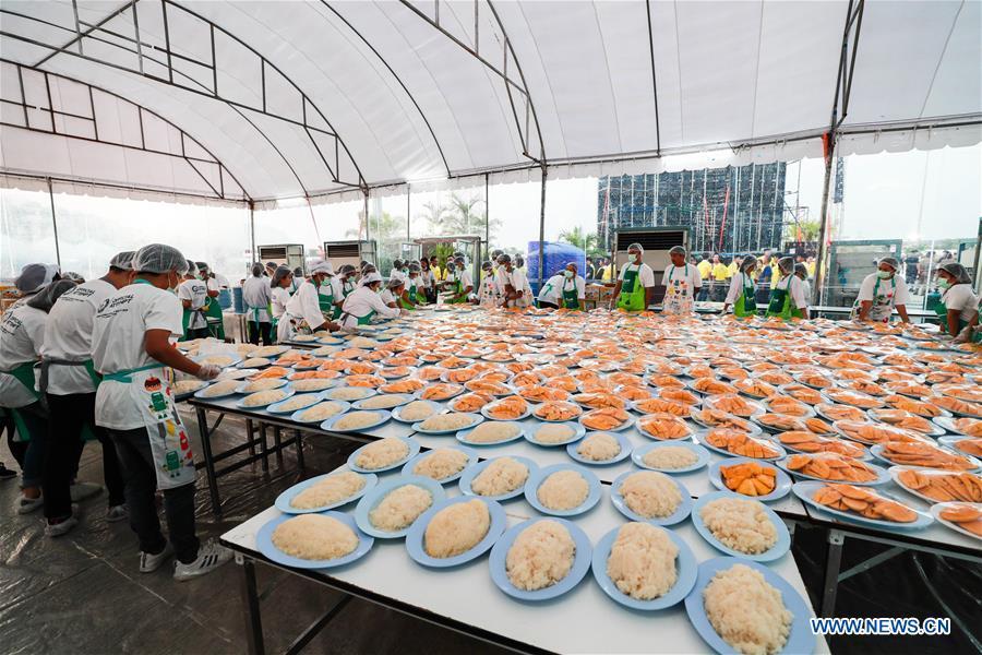 Chefs make the mango sticky rice in Bangkok, Thailand, Jan. 20, 2019. The rice was made of 1,500-kg sticky rice, 2,300-kg coconut juice and 5,000 mangoes. The total weight of the mango sticky rice reached 4,500 kilograms. The event aims to set a Guinness World Record for the largest serving of mango sticky rice. (Xinhua/Zhang Keren)