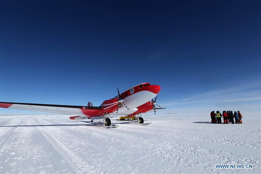 China\'s first fixed-wing aircraft for polar flight Snow Eagle 601 lands at the Kunlun Station at about 4,000 meters above the sea level near Dome A, Jan. 18, 2019. Snow Eagle 601 landed successfully at the airport of Kunlun Station on Friday, the third time the aircraft landed successfully in the airport since its use. (Xinhua/Liu Shiping)