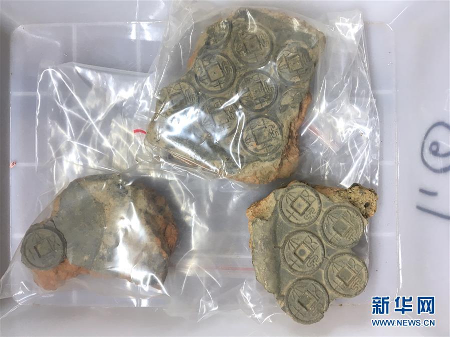 Coin moulds found during an excavation at a museum in Nanyang City, Central China\'s Henan Province, Jan. 15, 2019. The museum was built at the site of a former government office in feudal China, used by local magistrates in three dynasties. Excavation at the site started in 2017 when rainstorms exposed a ceramic mould used to make coins. Excavation work over two years has uncovered more coins and moulds that date back to Wang Mang, the founder of the short-lived Xin dynasty (AD 9?25). Bai Yunxiang, a researcher with the Chinese Academy of Social Sciences said the findings provided precious historical materials for studying the coin casting industry in the Qin and Han dynasties and the social and economic system in Wang Mang\'s reign. (Photo: China News Service/Li Wenzhe)
