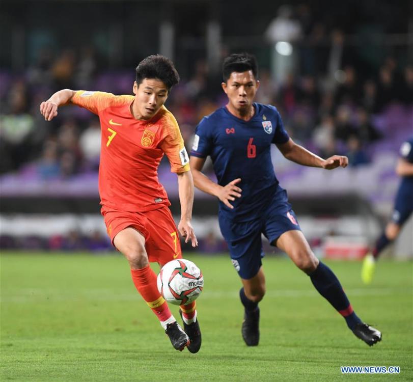 China\'s Zheng Zhi (2nd R) breaks through during the 2019 AFC Asian Cup round of 16 match against Thailand in Al Ain, the United Arab Emirates, Jan. 20, 2019. (Xinhua/Wu Huiwo)