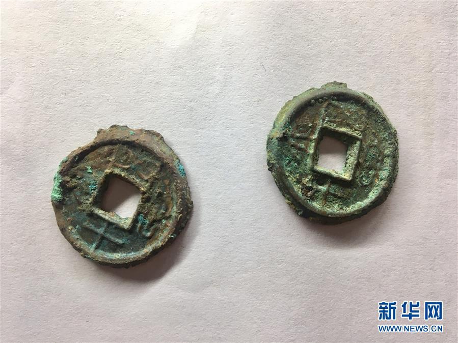 Copper coins found during an excavation at a museum in Nanyang City, Central China\'s Henan Province, Jan. 15, 2019. The museum was built at the site of a former government office in feudal China, used by local magistrates in three dynasties. Excavation at the site started in 2017 when rainstorms exposed a ceramic mould used to make coins. Excavation work over two years has uncovered more coins and moulds that date back to Wang Mang, the founder of the short-lived Xin dynasty (AD 9?25). Bai Yunxiang, a researcher with the Chinese Academy of Social Sciences said the findings provided precious historical materials for studying the coin casting industry in the Qin and Han dynasties and the social and economic system in Wang Mang\'s reign. (Photo: China News Service/Li Wenzhe)
