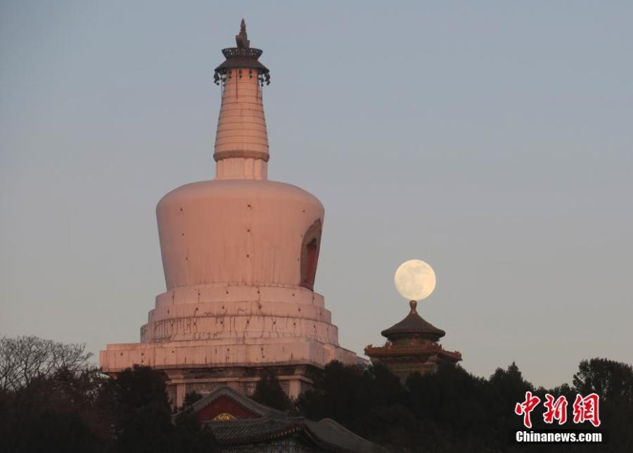 The first full moon of the new year is seen in the sky over Beihai Park in Beijing, Jan. 20, 2019. (Photo: China News Service/Sun Zifa)