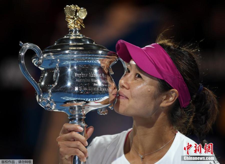 Li Na of China holds the trophy after winning her women\'s singles final match against Dominika Cibulkova of Slovakia at 2014 Australian Open tennis tournament in Melbourne, Australia, Jan. 25, 2014. (Photo/Agencies)

China\'s two-time Grand Slam winner Li Na has become the first Asian player elected to the International Tennis Hall of Fame, the highest honor in the sport of tennis. She will be officially inducted on July 20 along with Mary Pierce and Yevgeny Kafelnikov.
