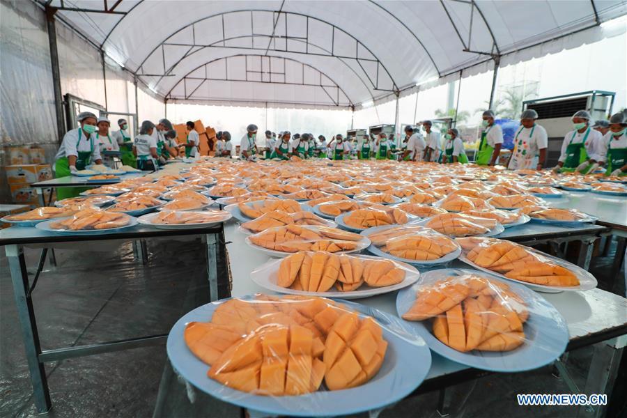 Chefs make the mango sticky rice in Bangkok, Thailand, Jan. 20, 2019. The rice was made of 1,500-kg sticky rice, 2,300-kg coconut juice and 5,000 mangoes. The total weight of the mango sticky rice reached 4,500 kilograms. The event aims to set a Guinness World Record for the largest serving of mango sticky rice. (Xinhua/Zhang Keren)