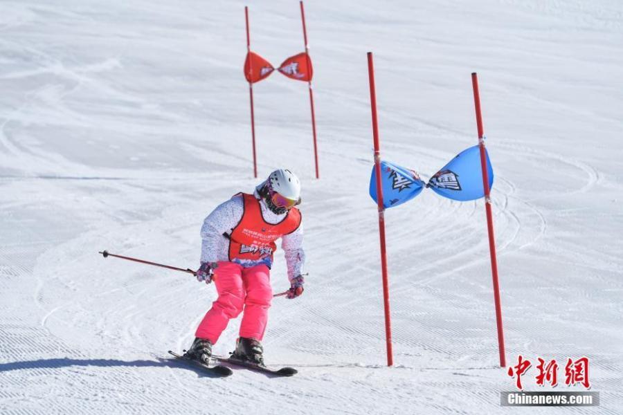 A participant competes in the Sina Cup Alpine Ski Open in Huize County, Southwest China’s Yunnan Province, Jan. 22, 2019. Fifty participants joined the competition held on 3,500-meter-high Dahaicao Mountain. (Photo: China News Service/Ren Dong)