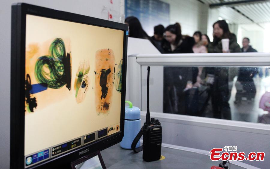 Photo taken on Jan. 22, 2019 shows passengers\' belongings in their luggage through X-Ray of the security inspection at a bus terminal in Yangzhou City, East China\'s Jiangsu Province. The Spring Festival travel rush started Monday, unleashing China\'s largest seasonal migration. (Photo: China News Service/Meng Delong)