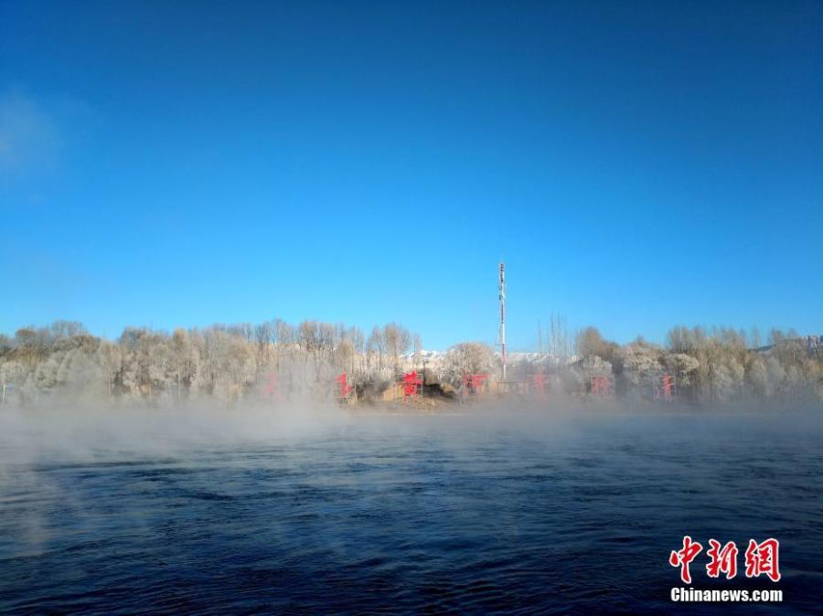 A hoar frost transforms the landscape along the bank of the Yellow River in Guide County, Northwest China\'s Qinghai Province, Jan. 21, 2019. Local temperatures dropped to minus 14.7 degrees. (Photo: China News Service/Wei Tao)