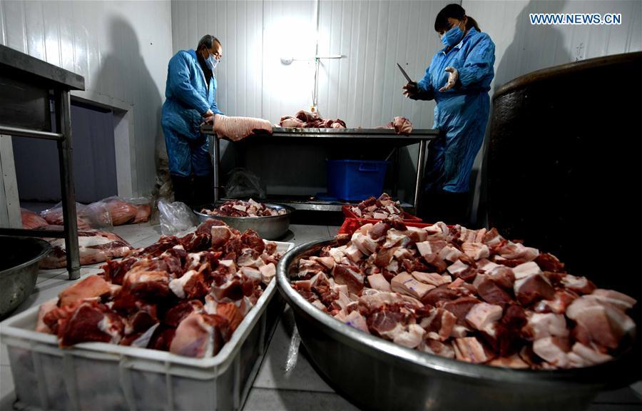 Workers make Shuizhagou preserved meat at a factory in Pingshan County, north China\'s Hebei Province, Jan. 22, 2019. Shuizhagou preserved meat, a local speciality famous for its delicate taste and fine making method, is a treat for families and friends on important occasions. (Xinhua/Chen Qibao)