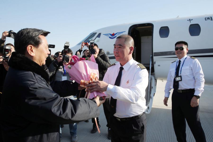 Wei Gang, pilot of the first test flight, is greeted with flowers at Beijing Daxing International Airport on Jan. 22, 2019. (Photo/chinadaily.com.cn)