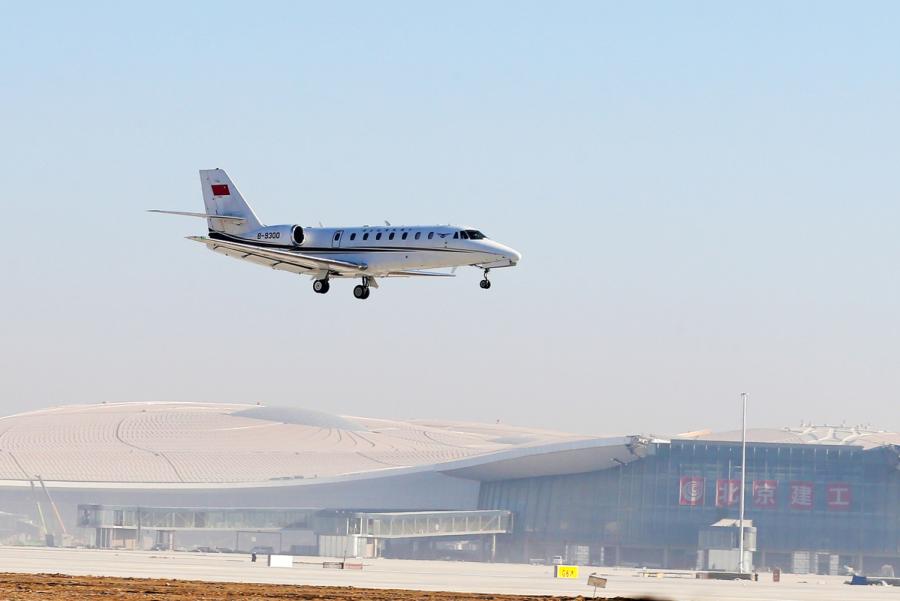 The first test flight flies over Beijing Daxing International Airport, Jan. 22, 2019. (Photo/chinadaily.com.cn)
The inspections, which all airports must undergo before opening, are designed to ensure the airport\'s flight procedures and aviation navigational aids will be ready for operation, according to the news release.

Tuesday\'s test helps provide information relevant to the airport\'s communication, navigation and monitoring systems, according to the administration.

Daxing airport is scheduled to be completed by June 30 and enter commercial operations before Sept 30.

Flight inspections are a prerequisite for all new airports before-entering service.