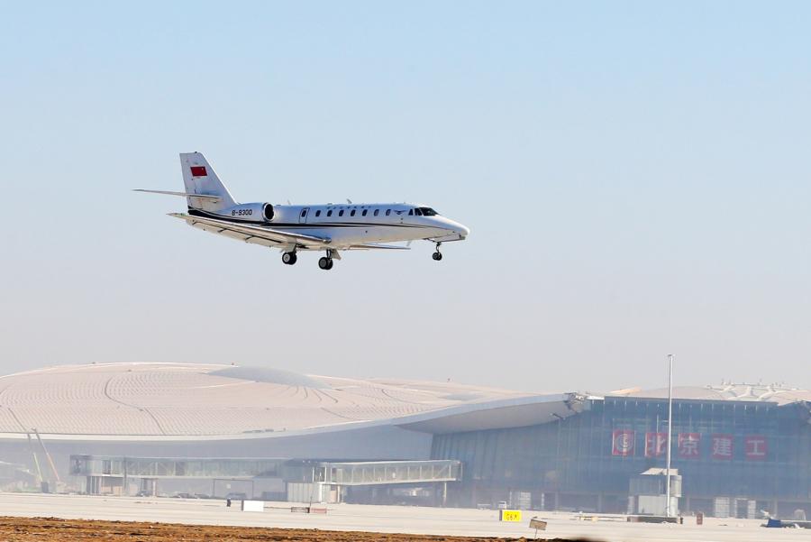The first test flight flies over Beijing Daxing International Airport, Jan. 22, 2019. (Photo/chinadaily.com.cn)
The inspections, which all airports must undergo before opening, are designed to ensure the airport\'s flight procedures and aviation navigational aids will be ready for operation, according to the news release.

Tuesday\'s test helps provide information relevant to the airport\'s communication, navigation and monitoring systems, according to the administration.

Daxing airport is scheduled to be completed by June 30 and enter commercial operations before Sept 30.

Flight inspections are a prerequisite for all new airports before-entering service.