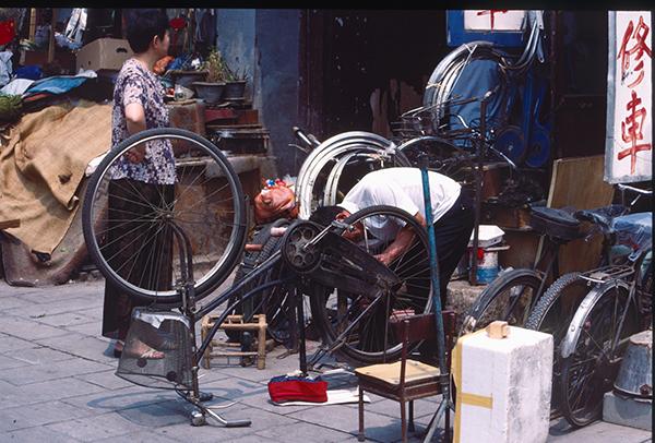 Bicycle repair 2002 (Photo/chinadaily.com.cn)
