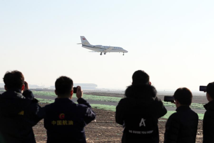 The first test flight flies over Beijing Daxing International Airport, Jan. 22, 2019. [(Photo/chinadaily.com.cn)
Xiong Jie, director of the CAAC\'s Flight Inspection Center－responsible for Daxing\'s flight inspections－said that there were very few airports in the world like Beijing Daxing as it will have four high-quality runways that can be used at the same time.

Wei Gang, captain of the plane which landed at Daxing airport on Tuesday, said: \