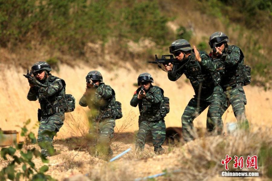 Armed police undergo an intensive training on a mountain in Sanya City, South China\'s Hainan Province, Jan. 21, 2019. More than 100 members of the special police participated in the month-long training that took place in an open field and involved some 30 modules, including a grueling 16-hour drill a day and a long-distance trek carrying a load of at least 30 kilograms. (Photo: China News Service/Lei Zhe)