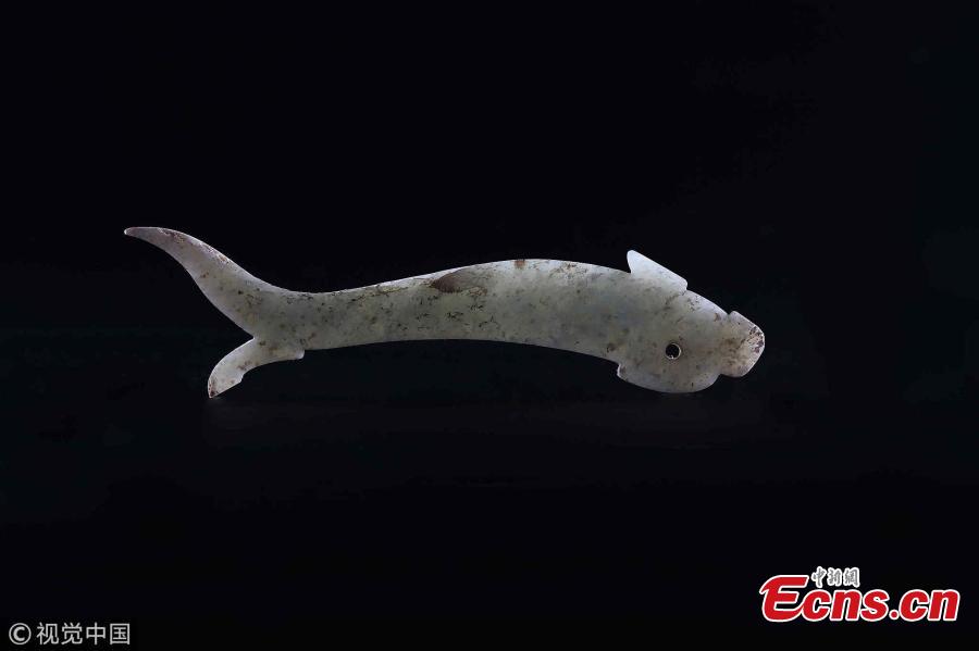 Photo provided by the Shaanxi Provincial Institute of Archaeology shows excavations and relics found at two tombs of Qin Dynasty (221 to 206 BC) in Gongxi Village, Xianyang City, Northwest China\'s Shaanxi Provinces. Archeologists have unearthed plenty of relics, including bronze tripod and pottery vessel in one tomb and weapons that feature animal patterns in the other. (Photo/VCG)