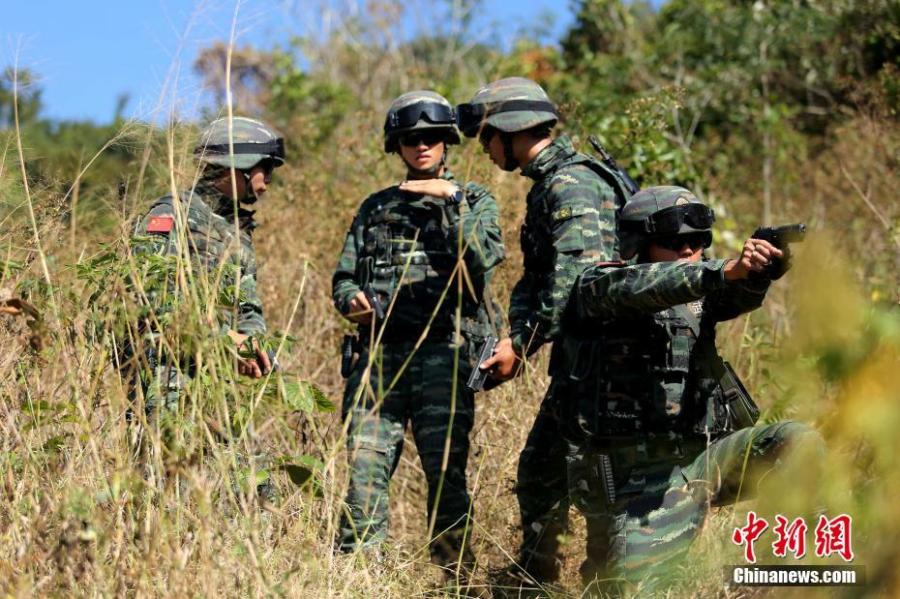 Armed police undergo an intensive training on a mountain in Sanya City, South China\'s Hainan Province, Jan. 21, 2019. More than 100 members of the special police participated in the month-long training that took place in an open field and involved some 30 modules, including a grueling 16-hour drill a day and a long-distance trek carrying a load of at least 30 kilograms. (Photo: China News Service/Lei Zhe)