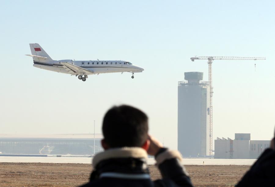 The first test flight flies over Beijing Daxing International Airport, Jan. 22, 2019.  (Photo/chinadaily.com.cn)

Beijing\'s new international airport saw its first flight inspection on Tuesday.

At 9:28 am, an aircraft took off from Beijing Capital International Airport in the northeastern part of the city. At 10:10 am, the plane landed smoothly on the western runway at Beijing Daxing International Airport.

The flight inspection, which the Civil Aviation Administration of China called a success in a news release, is the first of a series. The inspections will last until March 15 and cover the airport\'s four runways, six landing systems, lighting facilities and other areas.