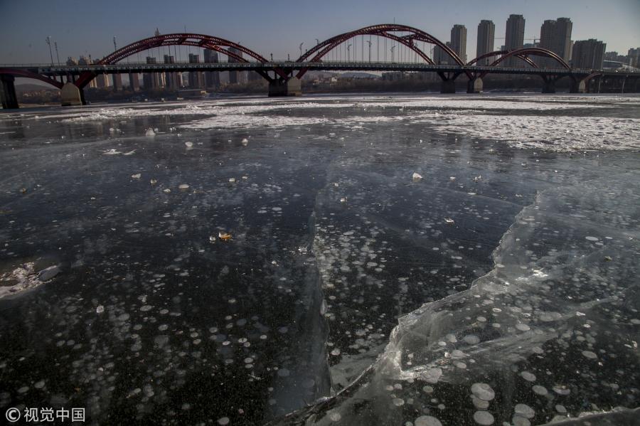 Air bubbles appear in ice in the frozen Songhua River in Jilin City, Jilin Province, Jan. 22, 2019. (Photo/VCG)