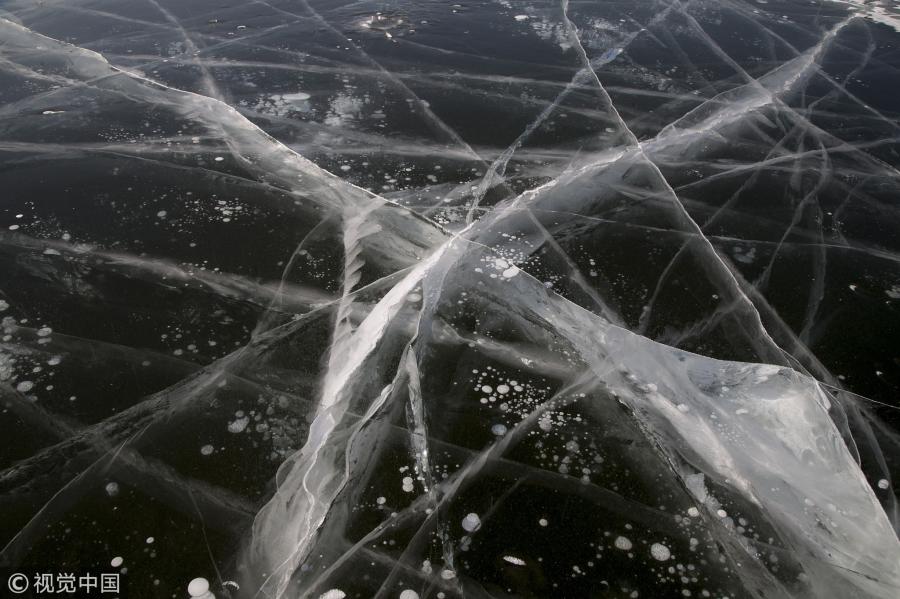 Air bubbles appear in ice in the frozen Songhua River in Jilin City, Jilin Province, Jan. 22, 2019. (Photo/VCG)