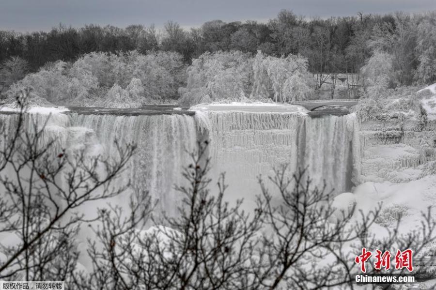 Water flows around ice, formed on the American Falls in Niagara Falls, New York, due to subzero temperatures, viewed from the Canadian side, in Niagara Falls, Ontario, Canada, Jan. 22, 2019. (Photo/Agencies)