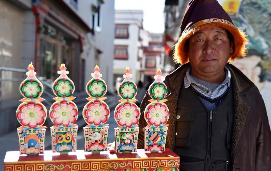 A vendor sells butter figurines in Lhasa, Tibet, on Jan. 22, 2019. As Losar, or Tibetan New Year, draws near, people in Lhasa get busy with their annual shopping. Art made of butter, mouthwatering pastries, colorful home decorations all symbolize new hope for an auspicious new year. (Photo/Xinhua)