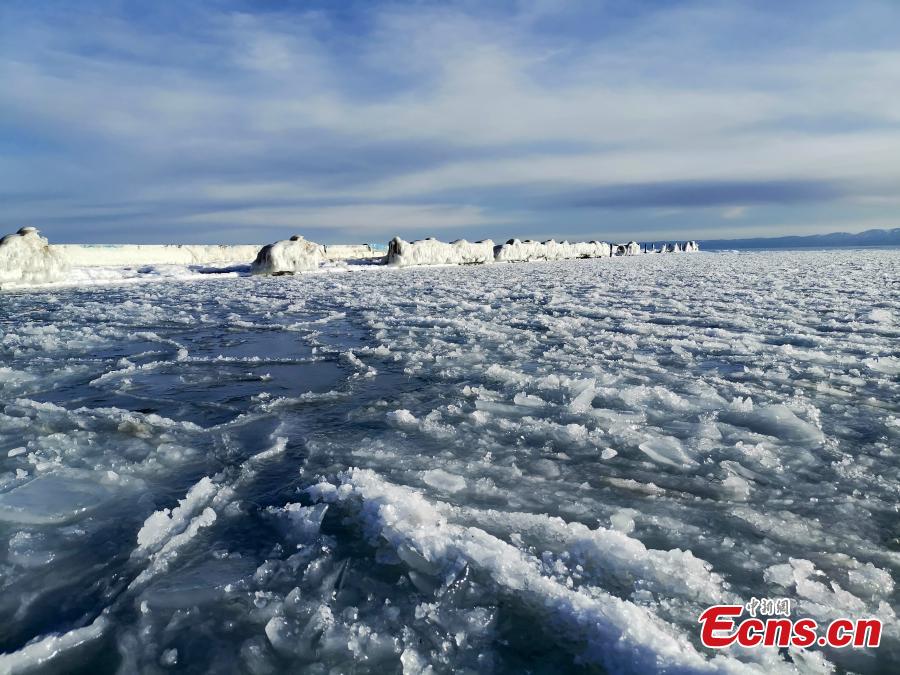 A view of the frozen Qinghai Lake in Northwest China\'s Qinghai Province. As temperatures drop, the lake is now fully frozen. (Photo: China News Service/Hou Yuansheng)