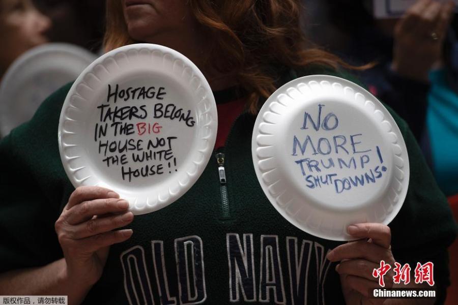 Furloughed government workers affected by the shutdown hold a silent protest against the ongoing partial government shutdown on Capitol Hill in Washington, Jan. 23, 2019. Protesters held up disposable plates instead of posters to avoid being arrested. (Photo/Agencies)
