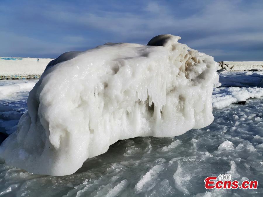 A view of the frozen Qinghai Lake in Northwest China\'s Qinghai Province. As temperatures drop, the lake is now fully frozen. (Photo: China News Service/Hou Yuansheng)