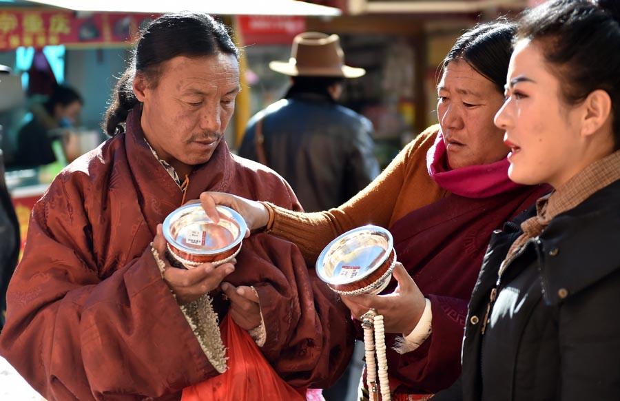 Customers buy new bowls in Lhasa, Jan. 22, 2019.  (Photo/Xinhua)