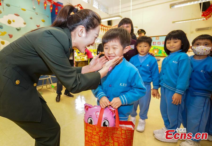 Members of the PLA troops stationed in Hong Kong play games with children at Ka Fuk Baptist Church Pre-School to celebrate the upcoming Spring Festival, China\'s Lunar New Year, in Hong Kong, Jan. 24, 2019. (Photo: China News Service/Zhang Wei)