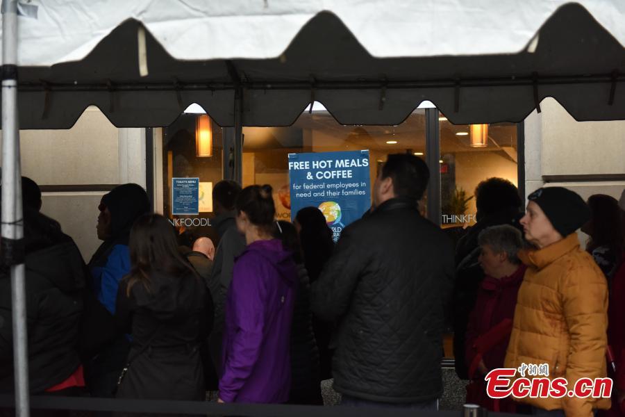 Federal workers left unpaid or furloughed by the extended partial government shutdown stand in line for fresh food and coffee at the World Central Kitchen, a volunteer emergency kitchen, in Washington, U.S. Jan. 16, 2019. (Photo: China News Service/Chen Mengtong)