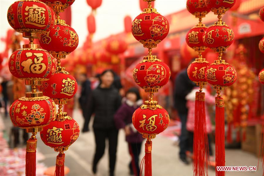 People select lunar new year goods at a street market in Zhengding County of Shijiazhuang, north China\'s Hebei Province, Jan. 27, 2019. People across China are busy preparing for the upcoming Chinese Lunar New Year, which falls on Feb. 5 this year. (Xinhua/Chen Qibao)