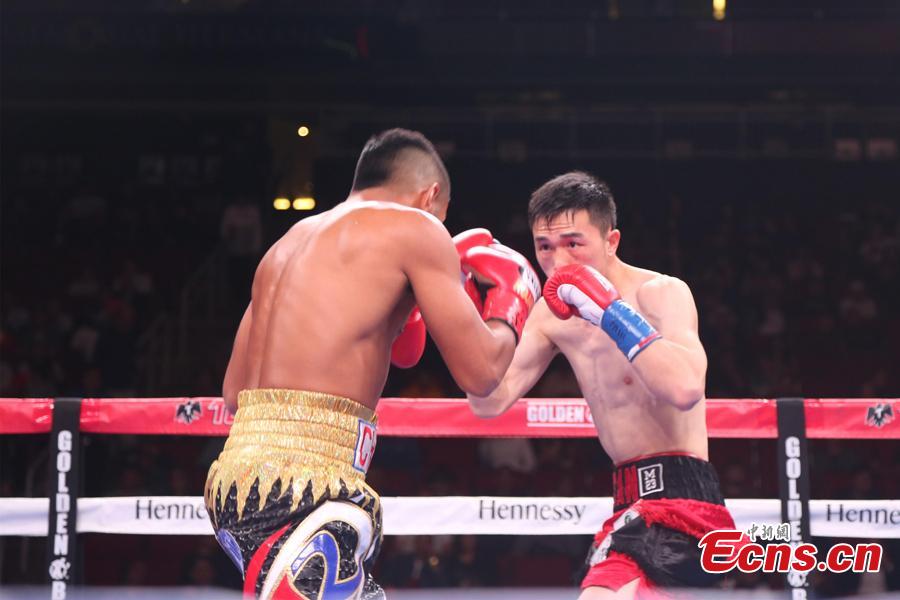 Chinese boxer Xu Can competes with WBA featherweight champion Jesus Rojas from Puerto Rico during a match in Houston, the U.S., Jan. 26, 2019. (Photo: China News Service/Zeng Jingning)