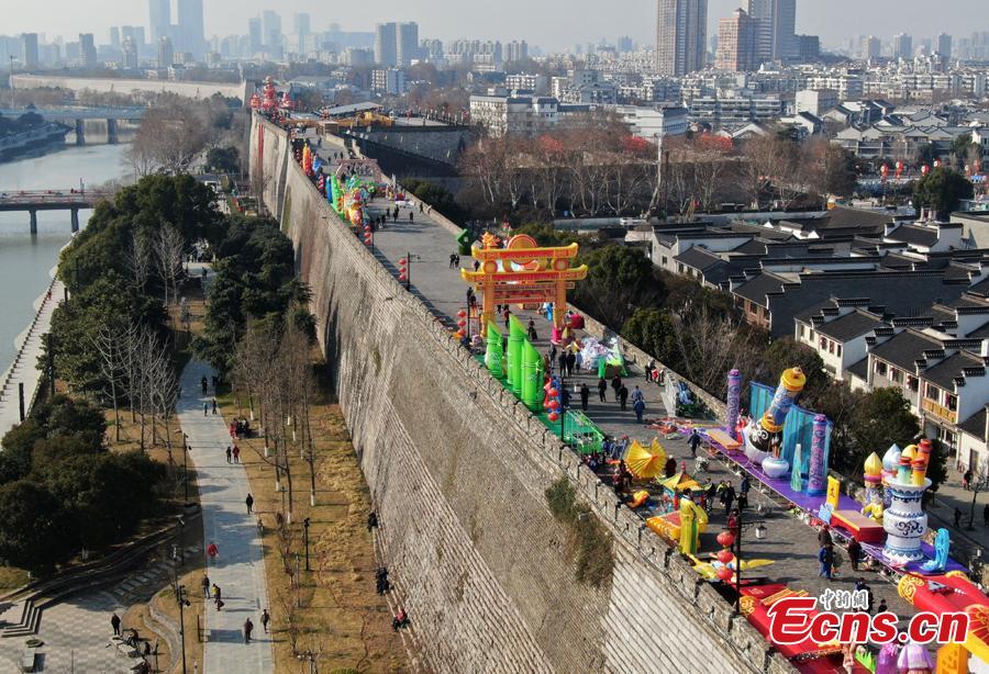 The Ming Dynasty (1368-1644) city wall in Nanjing City, Jiangsu Province is decorated ahead of the Spring Festival, China\'s Lunar New Year, Jan. 27, 2019. (Photo: China News Service/Yang Bo)