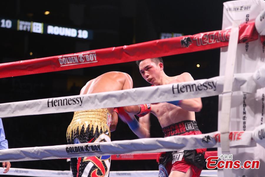Chinese boxer Xu Can competes with WBA featherweight champion Jesus Rojas from Puerto Rico during a match in Houston, the U.S., Jan. 26, 2019. (Photo: China News Service/Zeng Jingning)