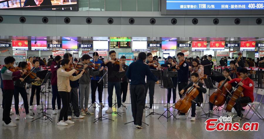 Students from St. Paul\'s Co-educational College in Hong Kong perform in a flash mob at the Terminal 2 of Shuangliu International Airport in Chengdu City, Sichuan Province, Jan. 27, 2019. (Photo: China News Service/Liu Zhongjun)