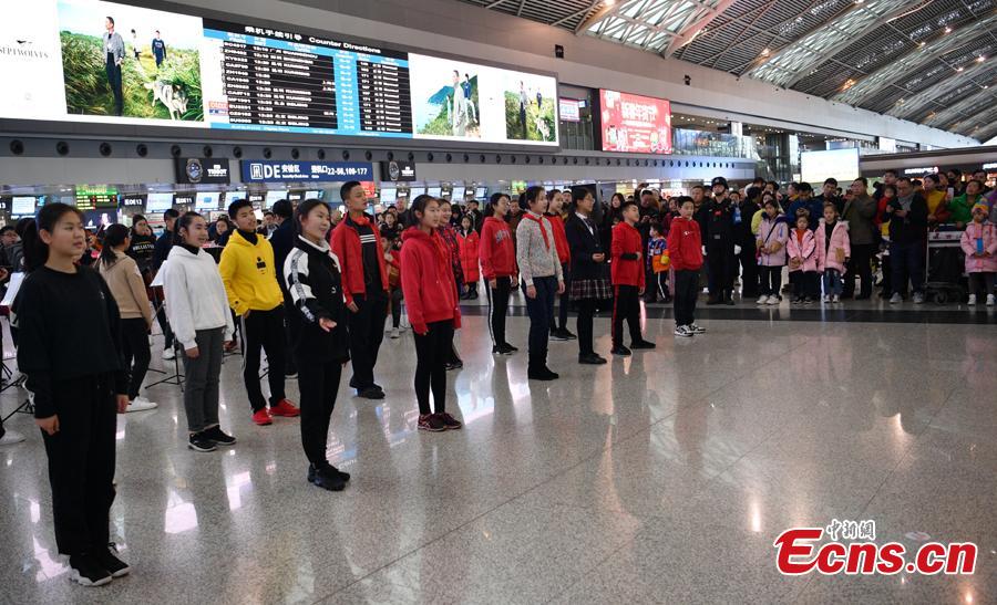 Students from St. Paul\'s Co-educational College in Hong Kong perform in a flash mob at the Terminal 2 of Shuangliu International Airport in Chengdu City, Sichuan Province, Jan. 27, 2019. (Photo: China News Service/Liu Zhongjun)