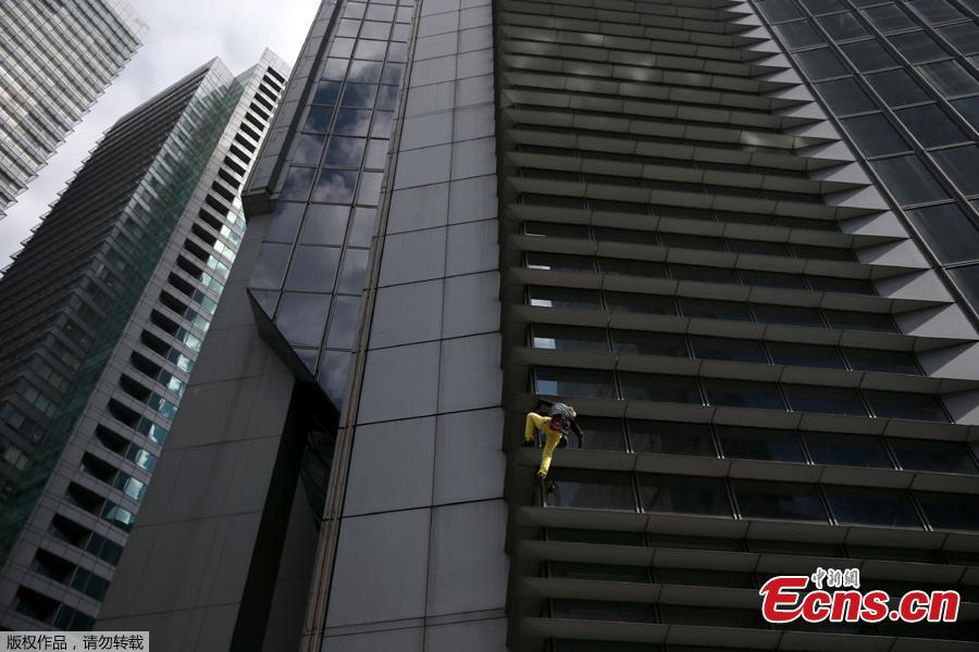 <?php echo strip_tags(addslashes(French urban climber Alain Robert stages his first climb in the Philippines as he scales a 43-floor skyscraper in Makati City, Manila, the Philippines, Jan. 29, 2019. (Photo/Agencies))) ?>