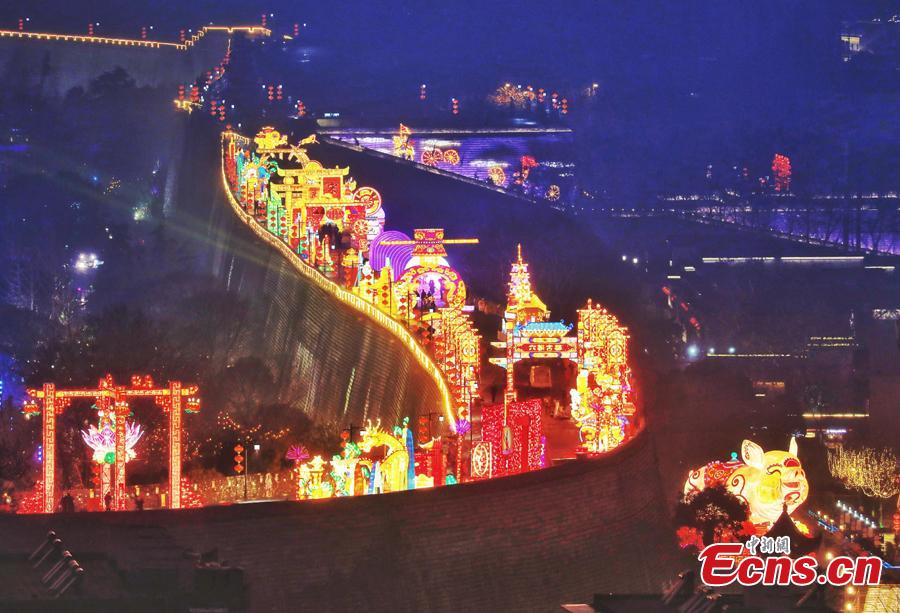 Lanterns ignite the Ming Dynasty (1368-1644) city wall ahead of the Spring Festival, China\'s Lunar New Year, in Nanjing City, Jiangsu Province, Jan. 28, 2019. (Photo: China News Service/Yang Bo)