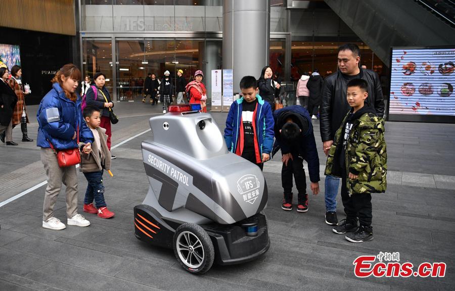 One of three robots patrols at the International Finance Square, a mega integrated complex comprising of high-end malls, office towers and serviced apartments, in Chengdu, Southwest China\'s Sichuan Province, Jan. 28, 2019. (Photo: China News Service/Liu Zhongjun)