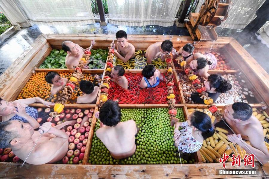 Photo taken on Jan. 27, 2019 shows a rare spring spa, where the water is separated into nine sections filled with nine kinds of vegetables and fruit, at a resort in Hangzhou City, Zhejiang Province, Jan. 27, 2019. The hotel said the special setting is for tourists to enjoy the Spring Festival. (Photo: China News Service/Wang Jie)