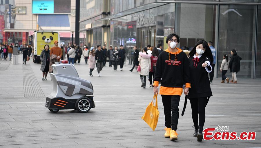One of three robots patrols at the International Finance Square, a mega integrated complex comprising of high-end malls, office towers and serviced apartments, in Chengdu, Southwest China\'s Sichuan Province, Jan. 28, 2019. (Photo: China News Service/Liu Zhongjun)